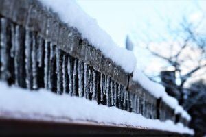 image of dangerous ice dams on house. 